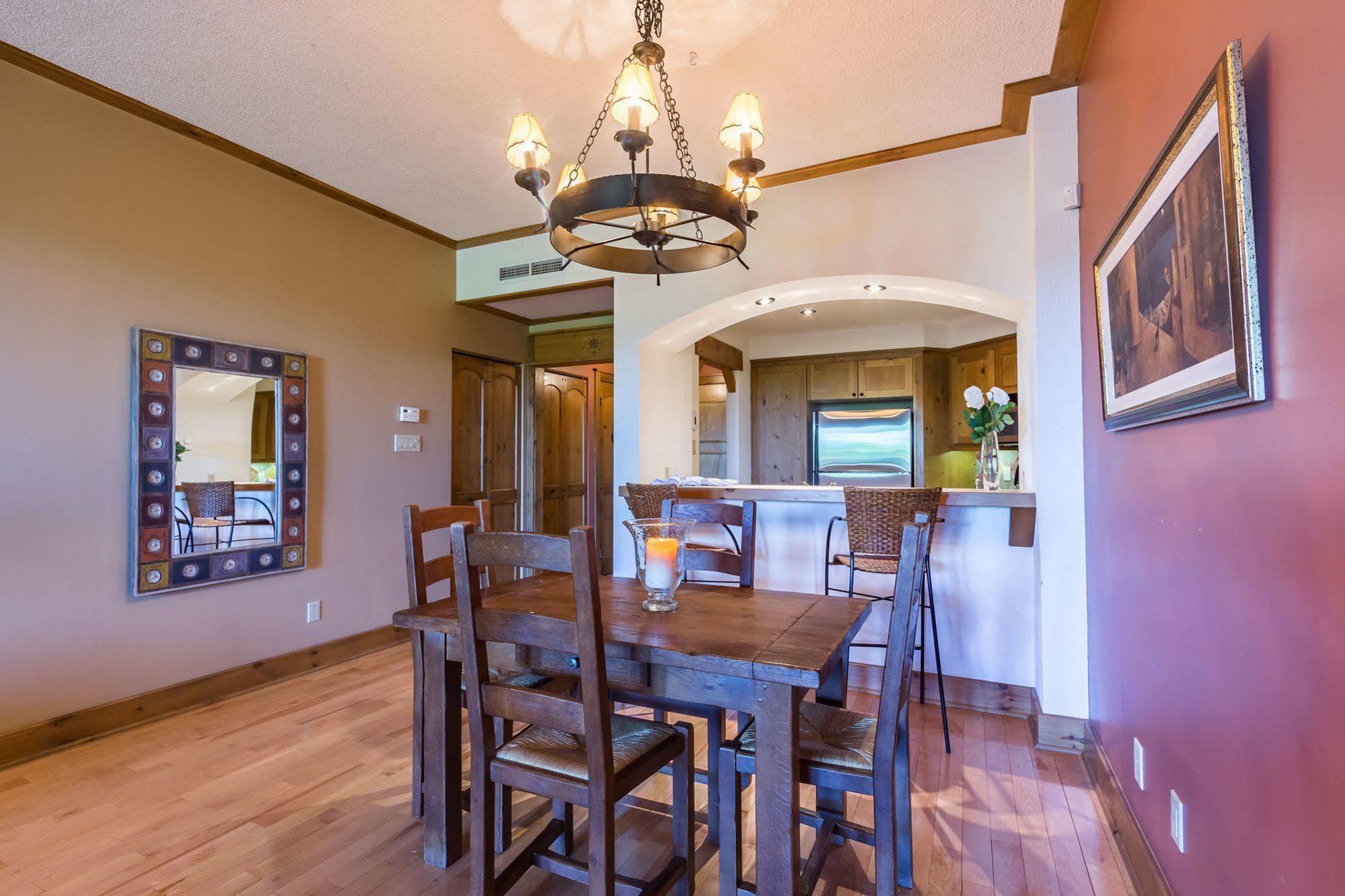 Equinox - Rvmt Hotel Mont-Tremblant Bagian luar foto